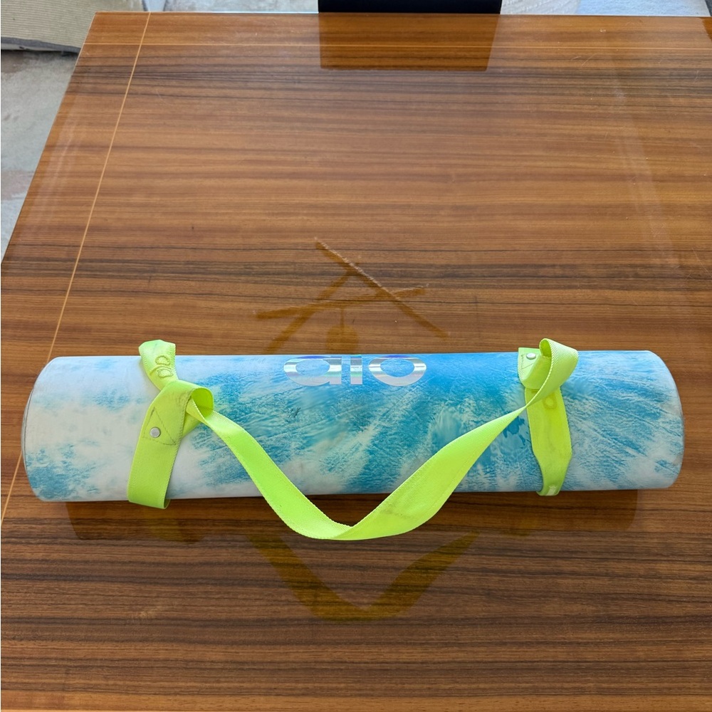 ALO Yoga Blue Tie-Dye Mat with Neon Yellow Strap